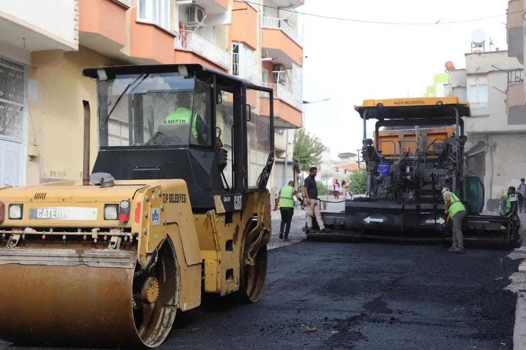 Nizip Belediyesi sahada, yollar yenileniyor